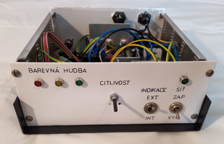 Úvodní obrázek audiovizuální techniky, konkrétně barevná hudba s odklopeným vrchním krytem.