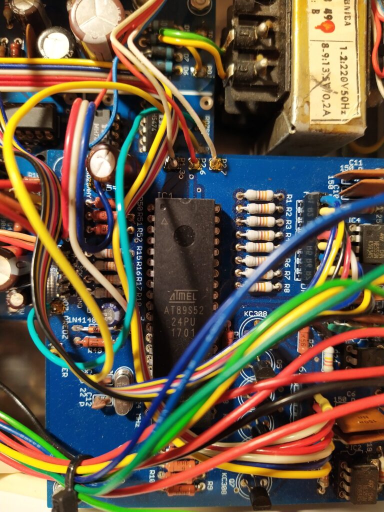 Druhý detail na procesor 89S52 v čítači.