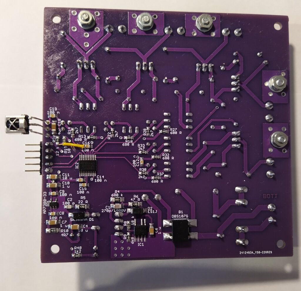 Elektronika lustru zdola.