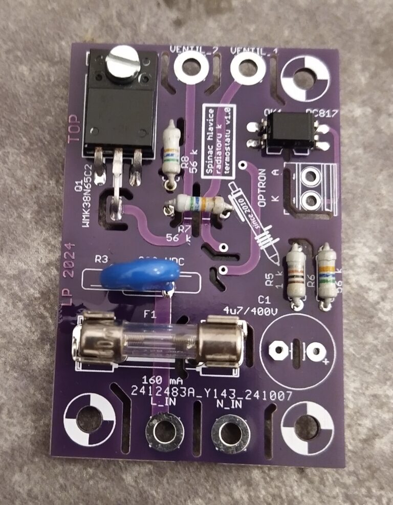 Elektronika radiátoru shora.