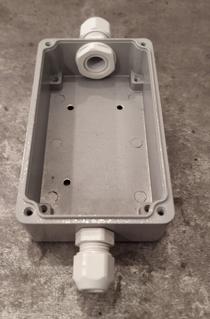 Krabička na elektroniku radiátoru s vývodkami.