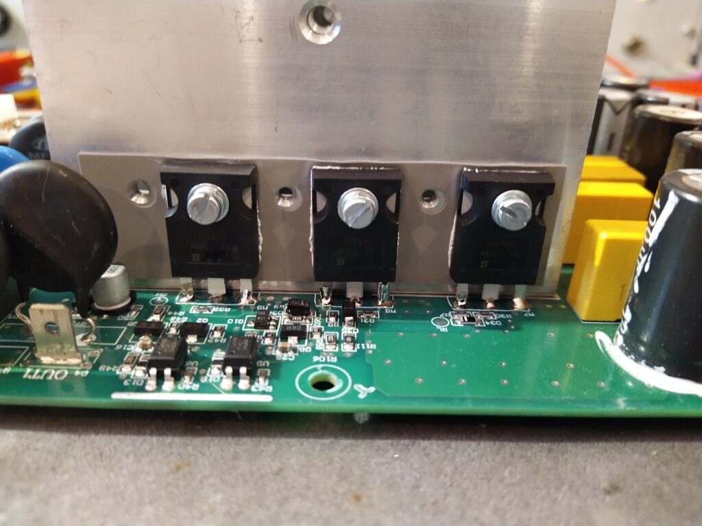 měnič s vyměněnými tranzistory FETy a buzením