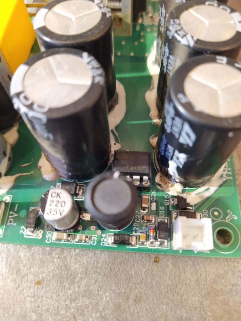 Opravený pomocný zdroj měniče, řídící obvod je v patici.