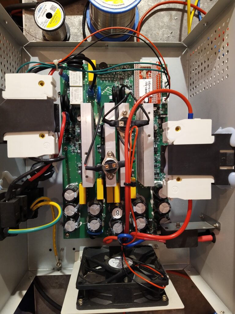 měnič v krabici po opravě s vyměněnými vadnými součastkami