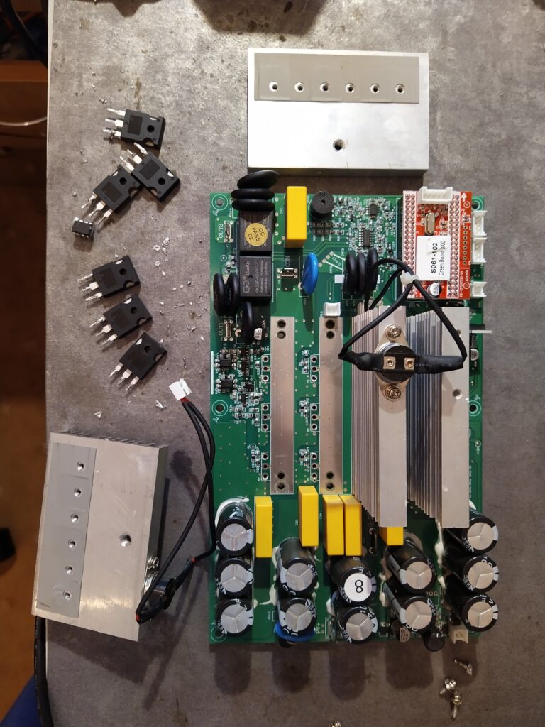 měnič s vyndanými chladiči a vadnými prvky