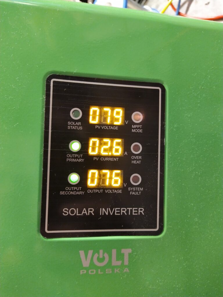 detail na displej měniče během testování