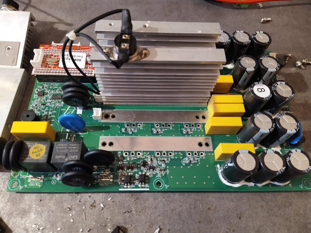 detail na rozebraný měnič z boku