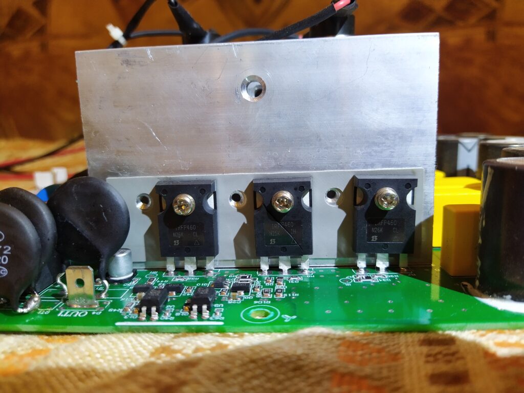 detail na vadné silové FETy před opravou