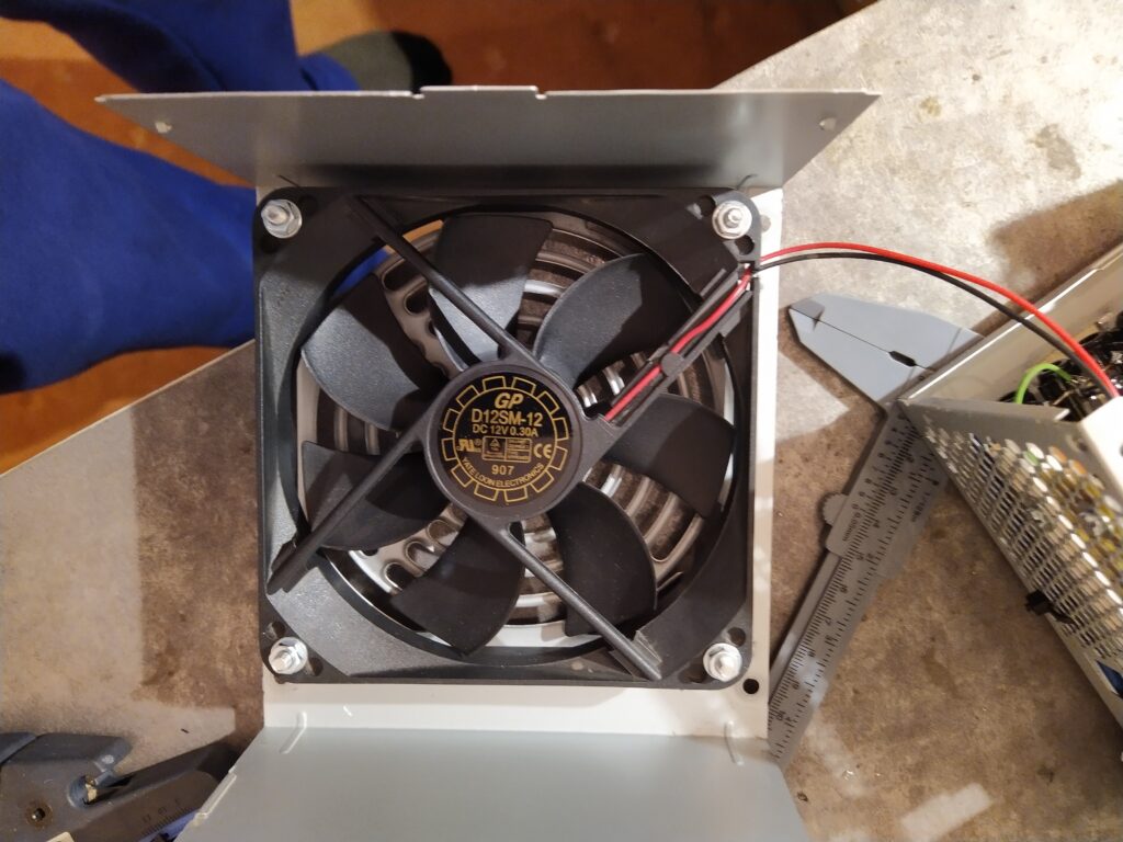 Třetí odporová zátěž vnitřek, ventilátor.