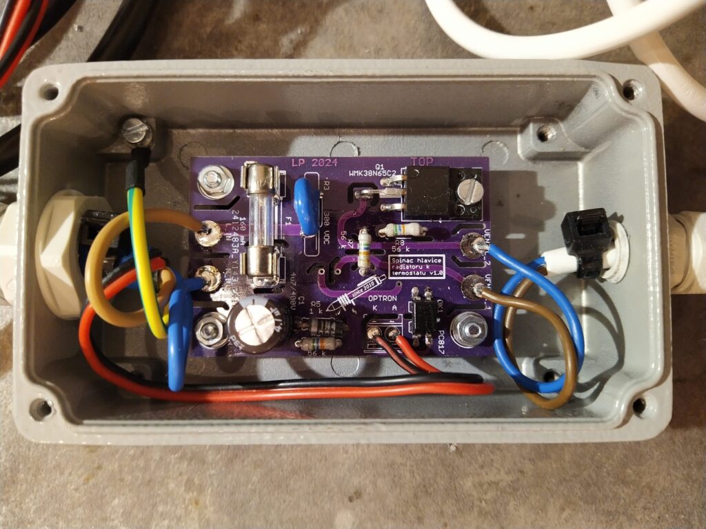 Detail na elektronika radiátoru k pokojovému termostatu v krabičce