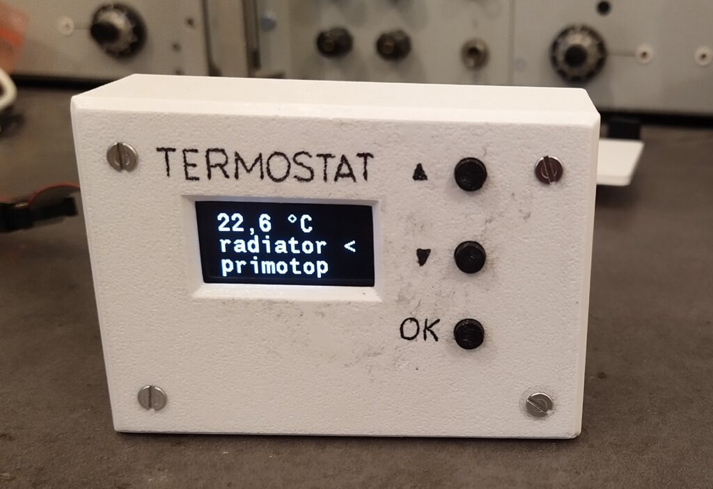 Pokojový termostat v chodu.