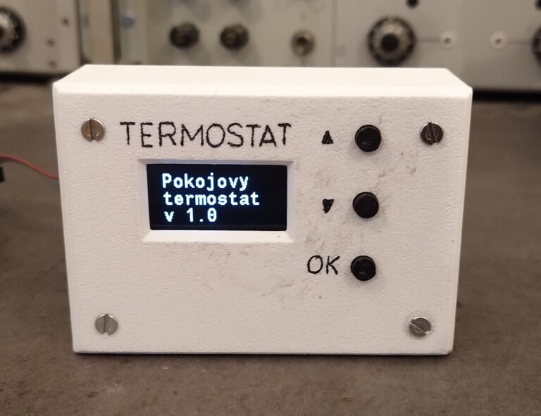 Pokojový termostat zpředu.