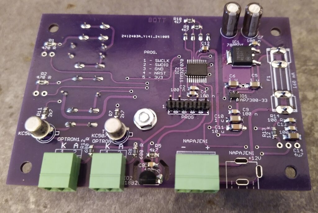 DPS termostatu, spodní strana.