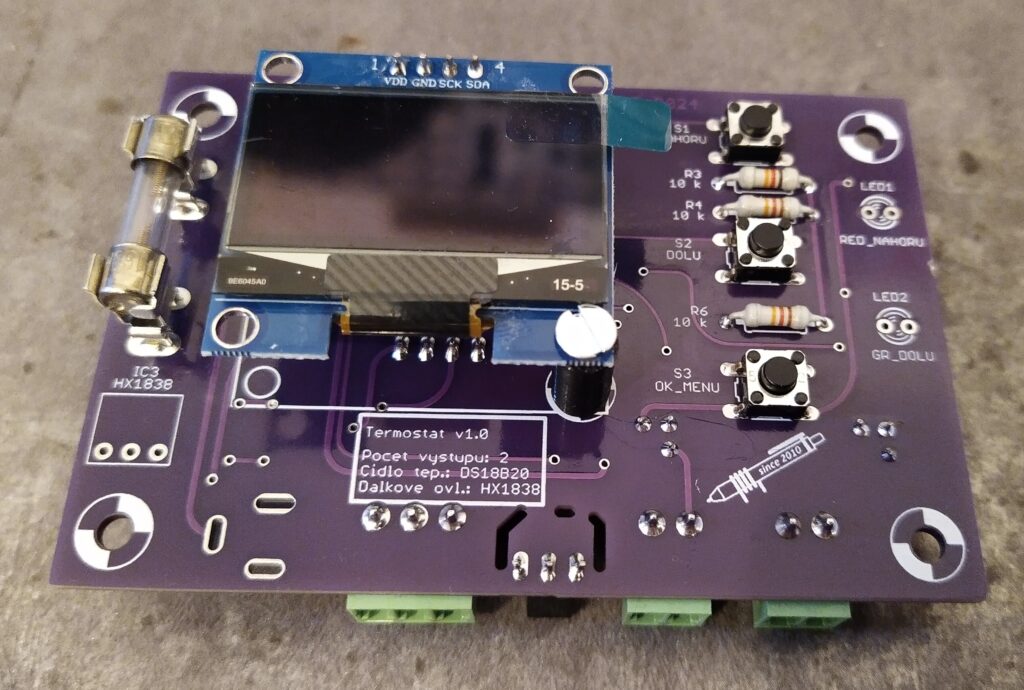 DPS termostatu, horní strana.