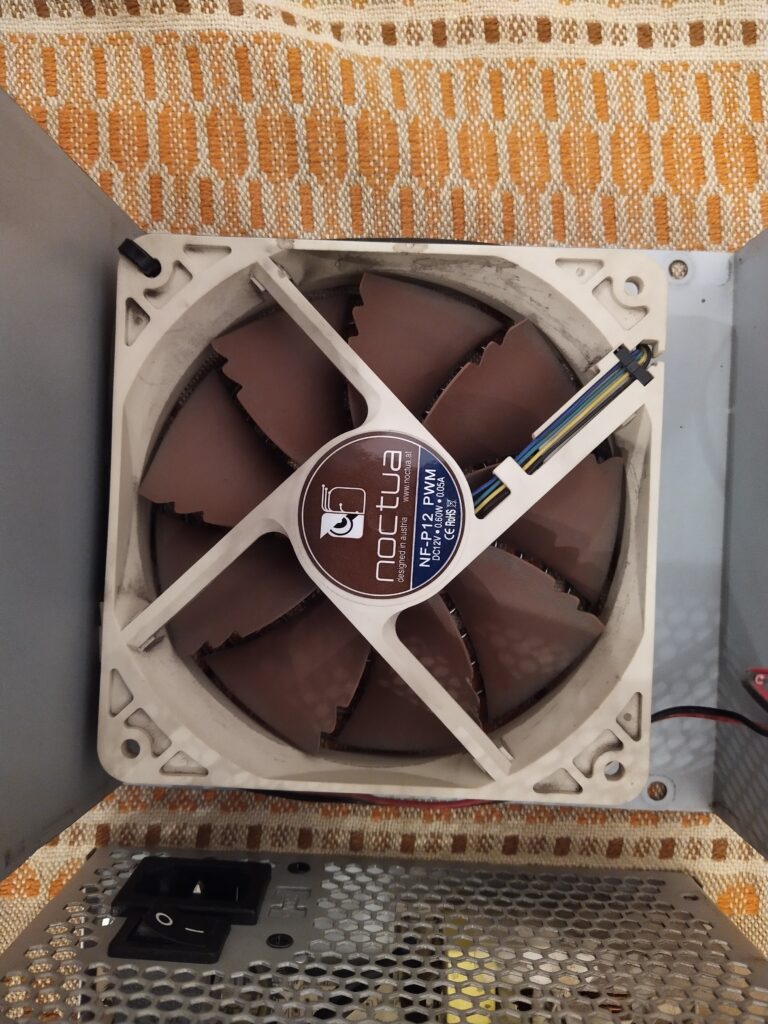 Ventilátor NOCTUA ve zdroji Fortron ATX.
