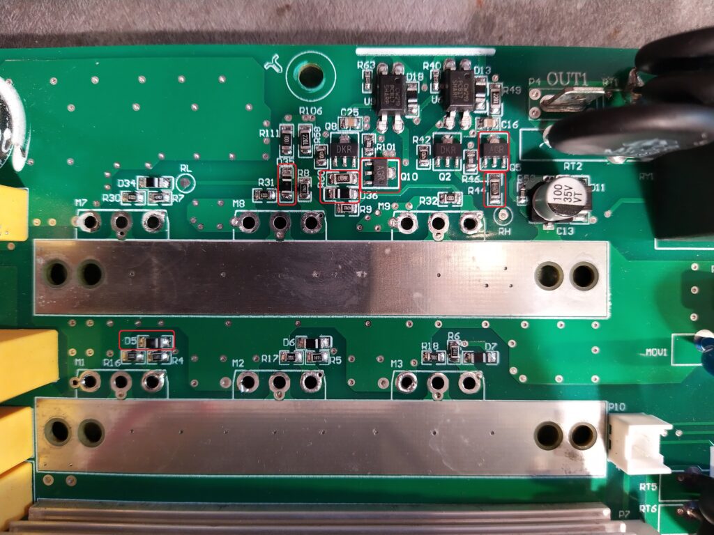 vyznačené vadné komponenty měniče