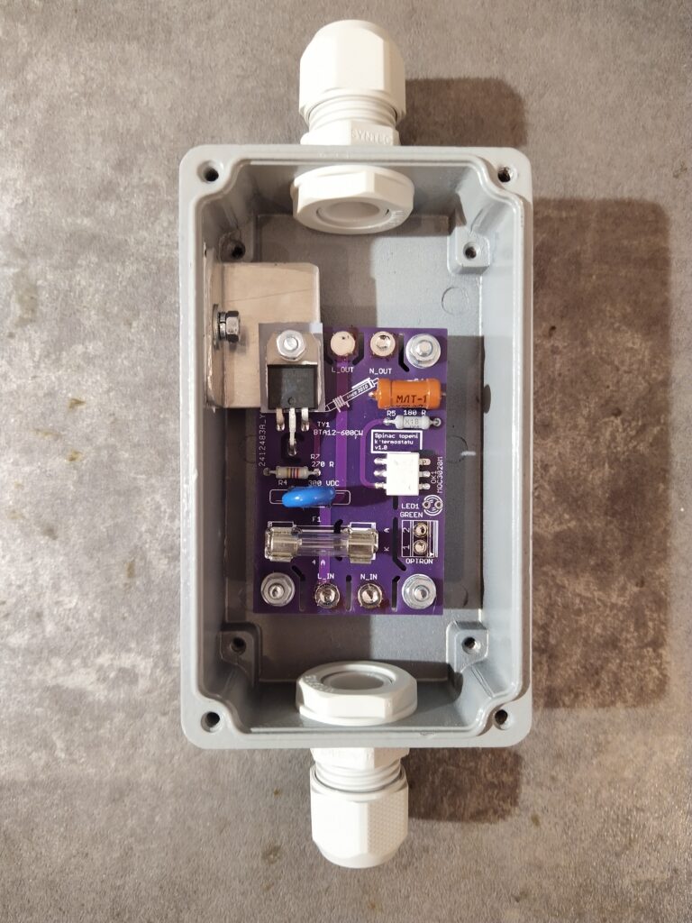 Elektronika přímotopu v krabičce, ještě nepřipojená.