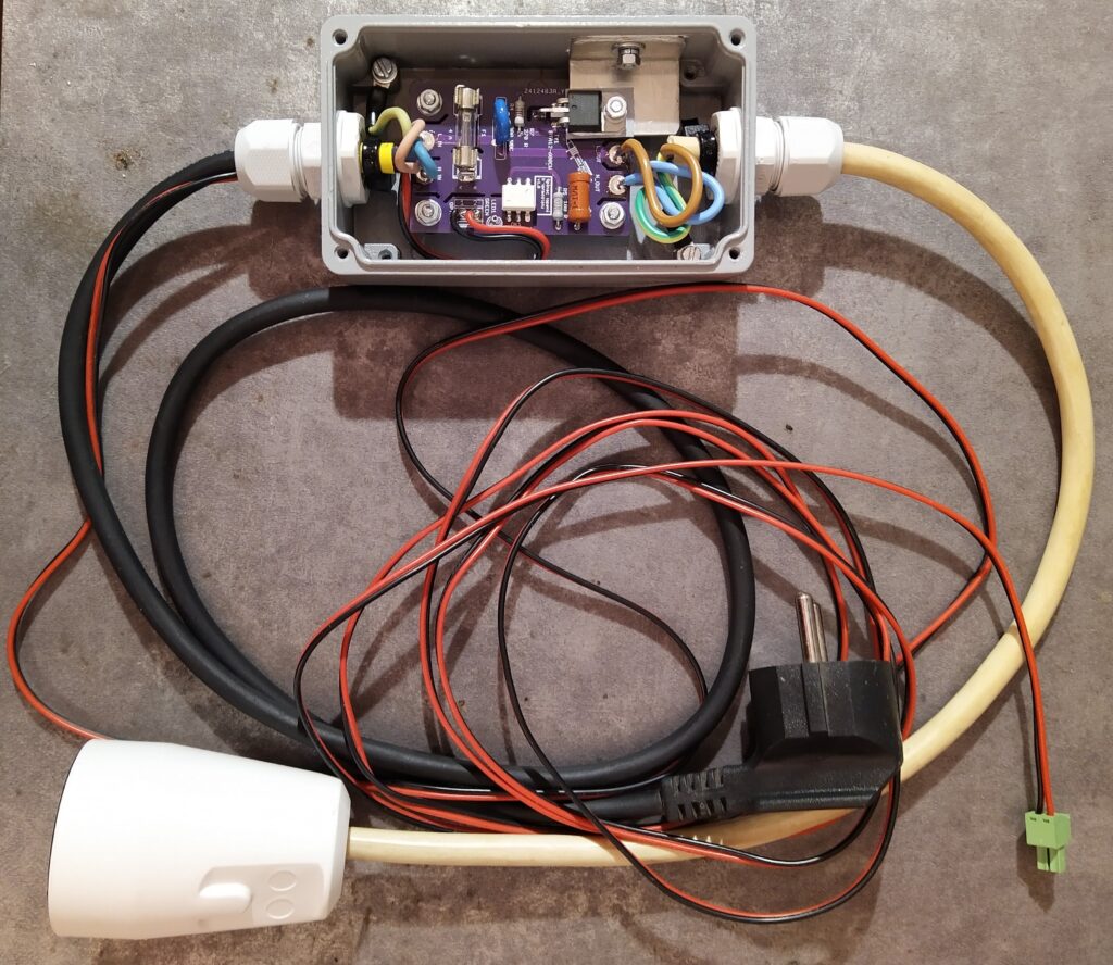 Elektronika přímotopu v krabičce, připojená.