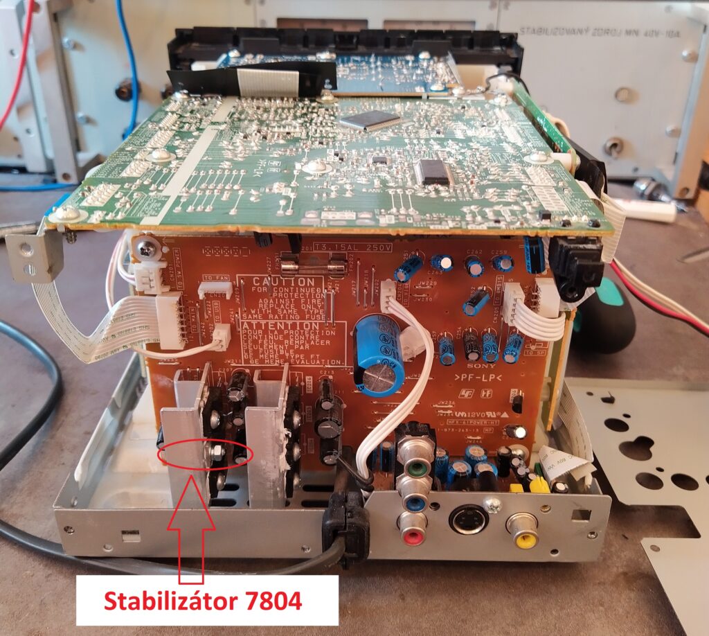 Stabilizátor 7804 v mikrosystému Sony.