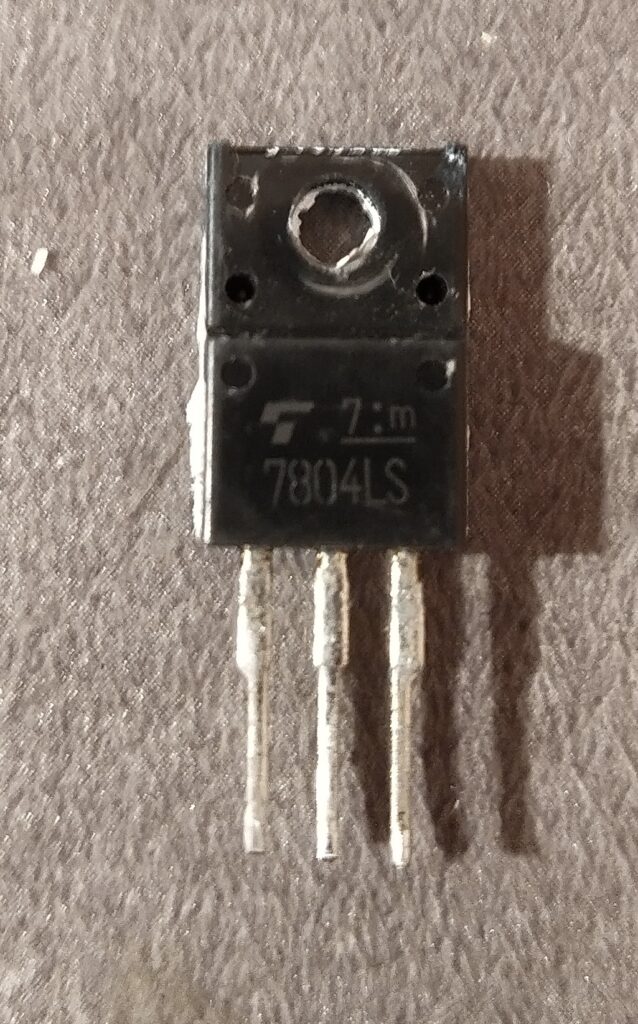 Stabilizátor 7804 ze systému Sony.