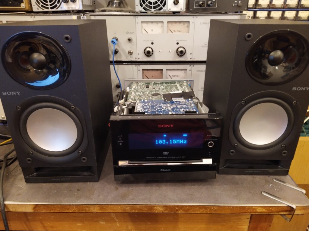 Testování mikrosystému Sony CMT-DH5BT po opravě.