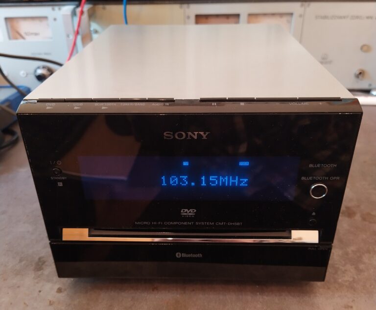 Mikrosystém Sony CMT-DH5BT zpředu po opravě.