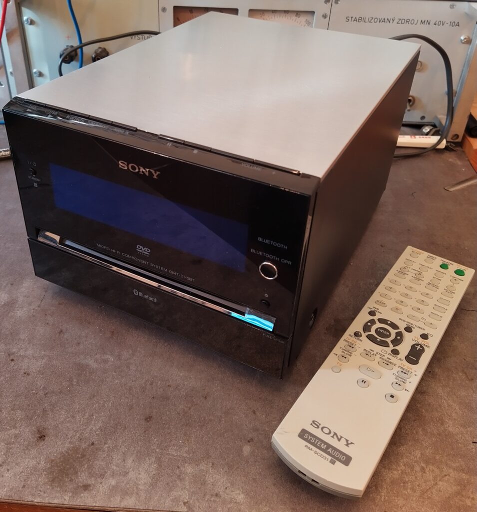 Mikrosystém Sony CMT-DH5BT zboku s ovladačem.