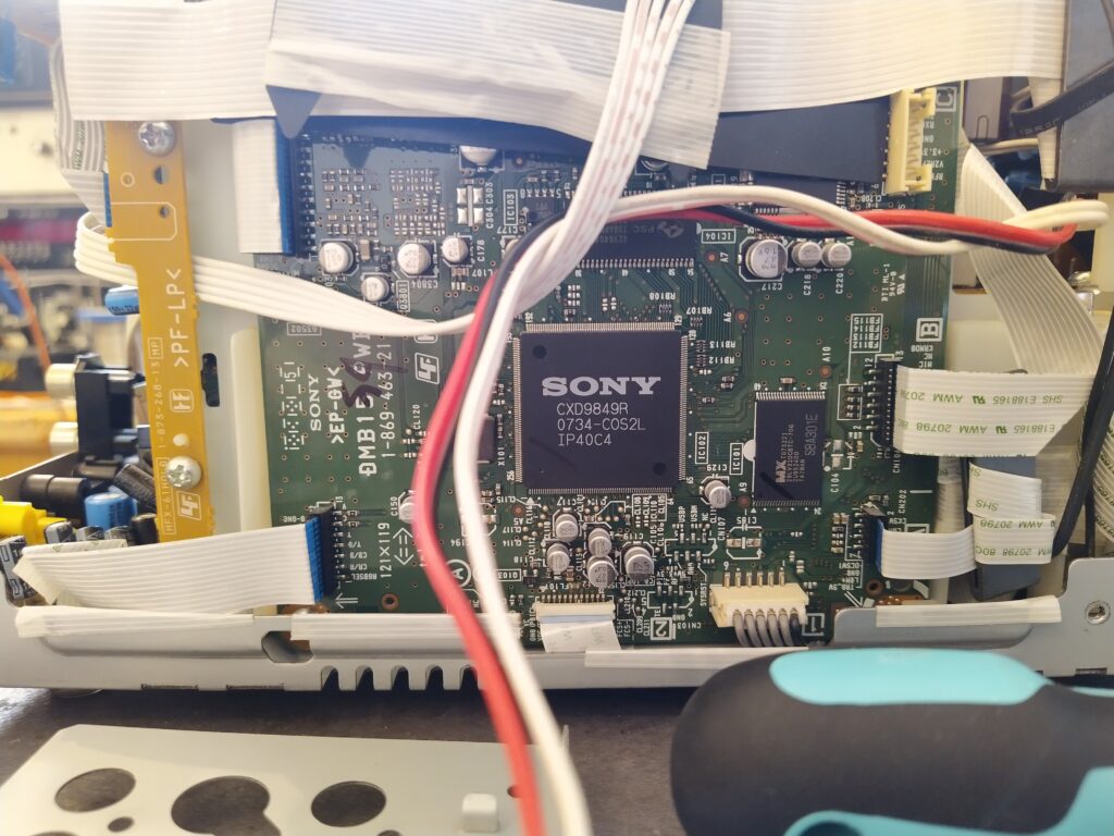 Mikrosystém Sony CMT-DH5BT zboku, rozebraný.
