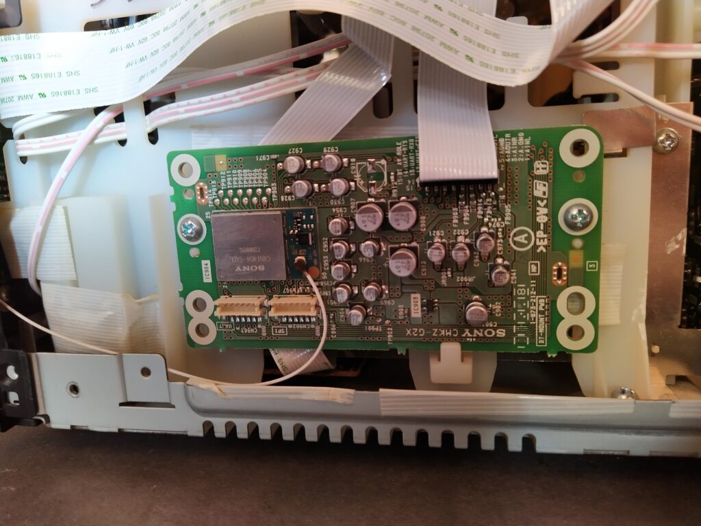 Mikrosystém Sony CMT-DH5BT z druhého boku, rozebraný.