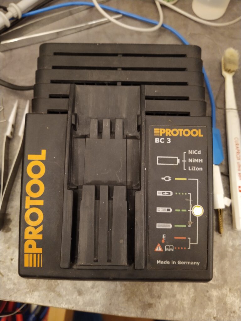Testování opravené a složené nabíječky Protool BC 3.