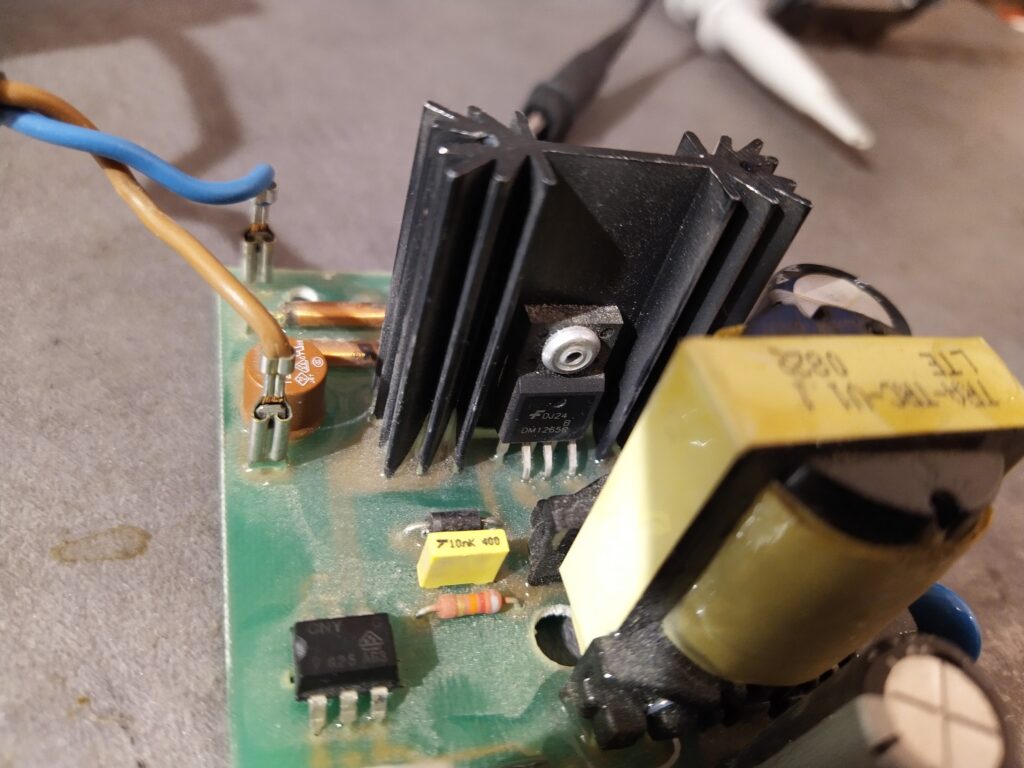 Původní, vadný integrovaný obvod FSDM1265RB v nabíječce Protool BC 3.