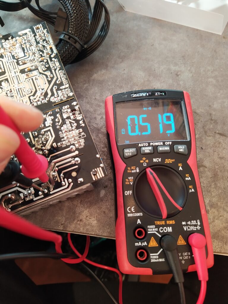 Kontrola hlavního tranzistoru v PFC ve zdroji EVGA 500 W2.