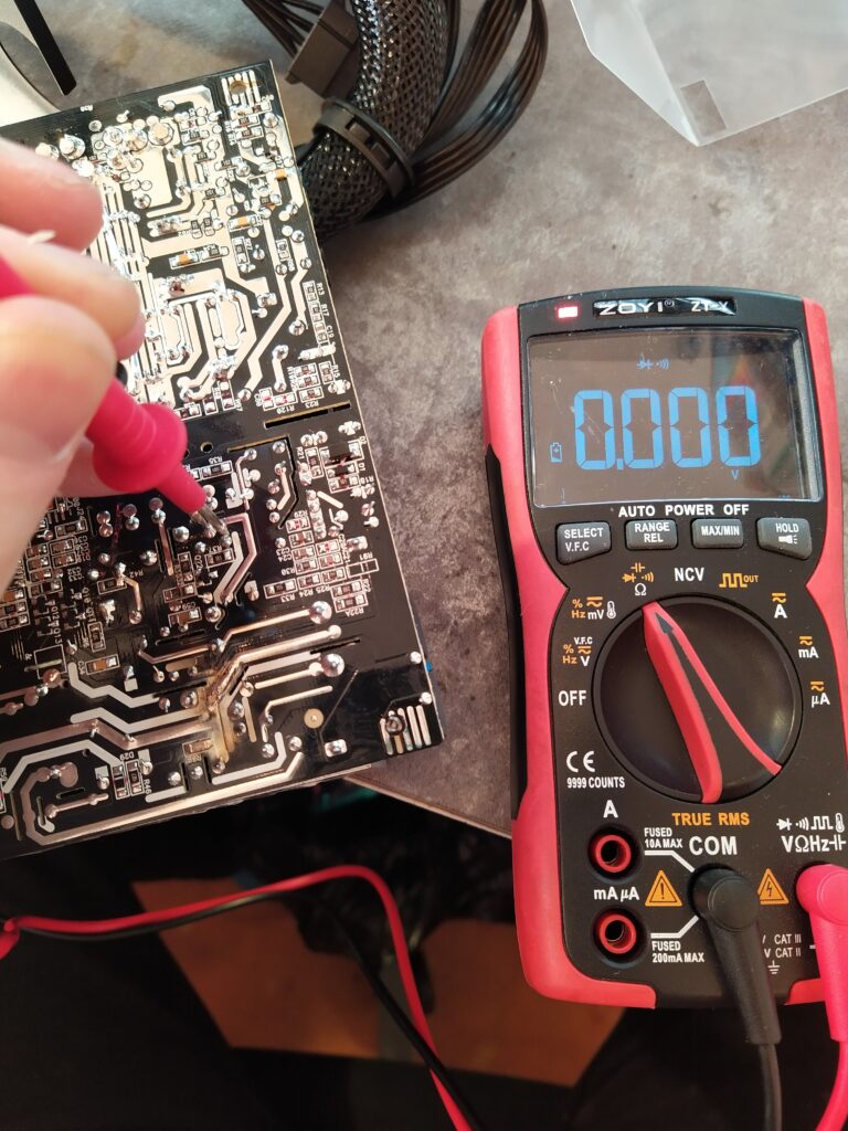 Kontrola hlavního tranzistoru v měniči zdroje EVGA 500 W2. Tranzistor je vadný.