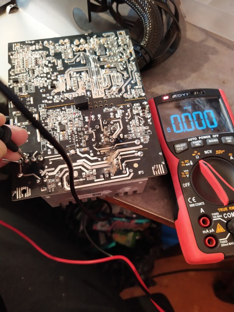 Kontrola síťového usměrňovače ve zdroji EVGA 500 W2.