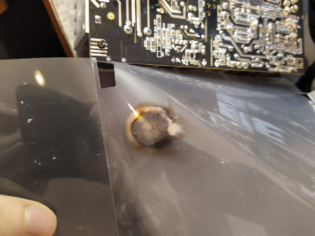 Opálená izolační folie pod DPS ve zdroji EVGA 500 W2.