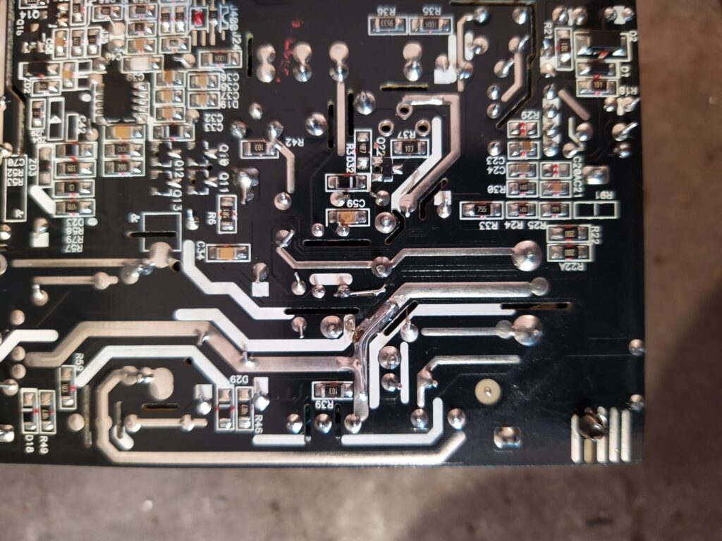 Opravená DPS v PC zdroji EVGA.