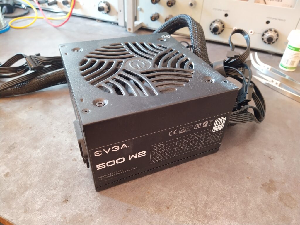 ATX zdroj EVGA 500 W2 s kabeláží.