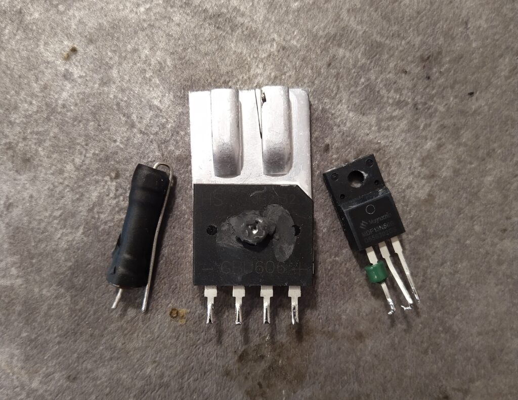 Vadné komponenty ze zdroje EVGA 500 W2.