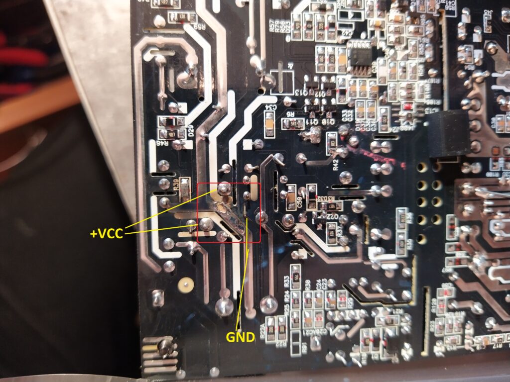 Vypálené cesty na DPS ve zdroji EVGA 500 W2.
