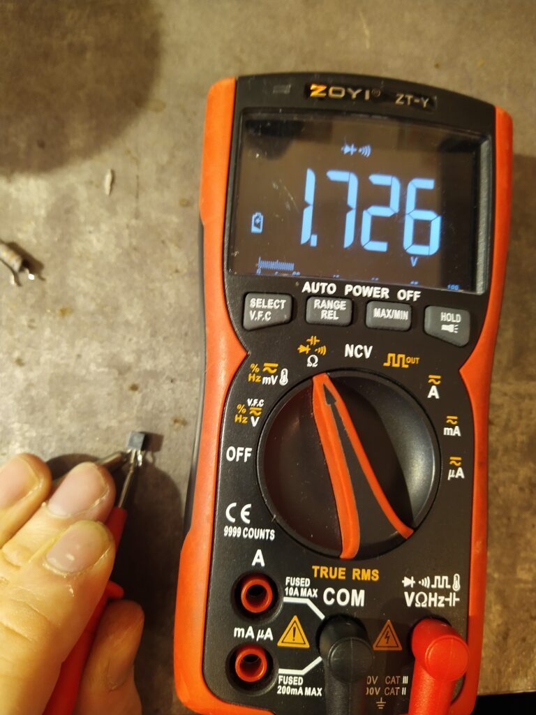 Měření tranzistoru Q6 pomocí testeru diod. Tranzistor je vadný.