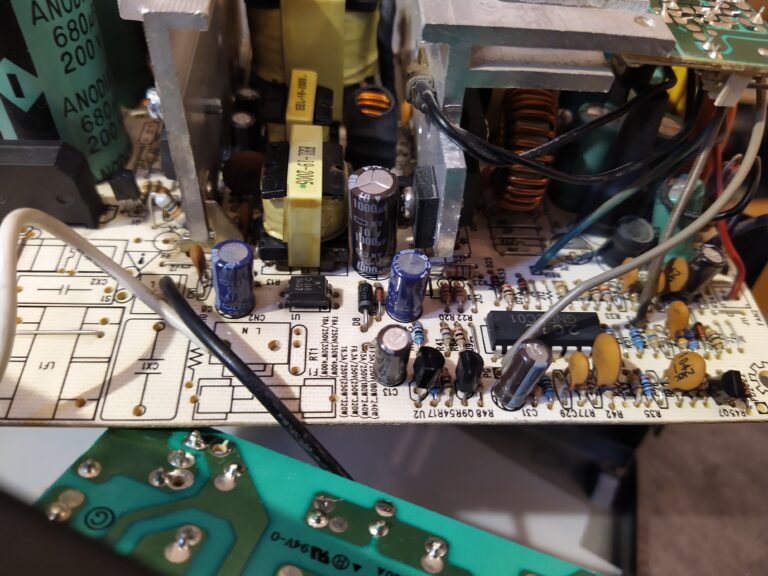 Zdroj EVOLVE Pulse 500ATX s vyměněnými elektrolytickými kondenzátory.