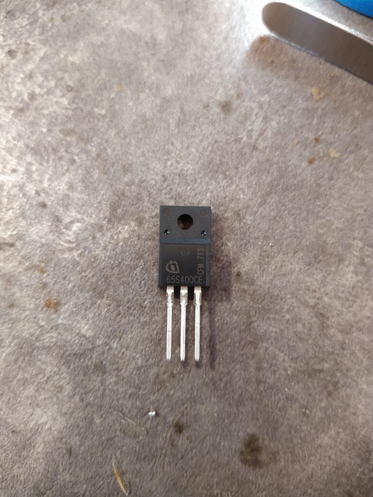 Nový spínací tranzistor do pomocného zdroje ATX zdroje EVOLVE.