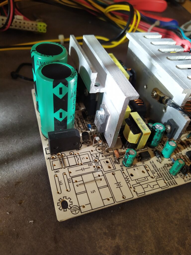 Opravený pomocný zdroj v PC zdroji EVOLVE pulse 500ATX.