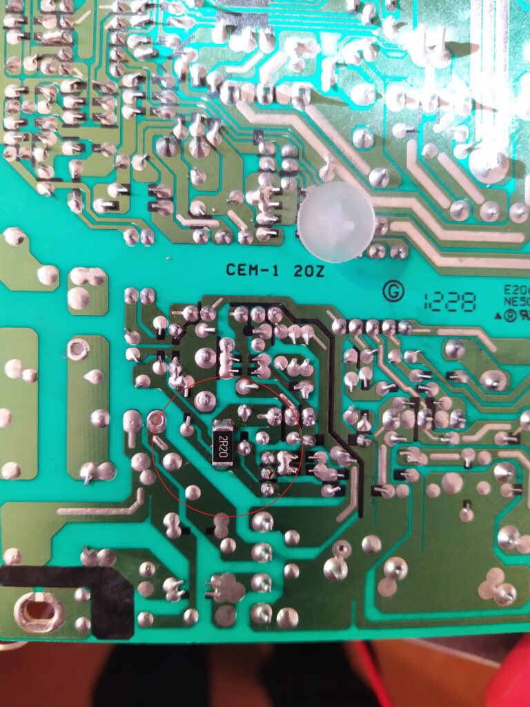 Náhrada rezistoru R22 dvěma rezistory 2512 ze spodní strany DPS.