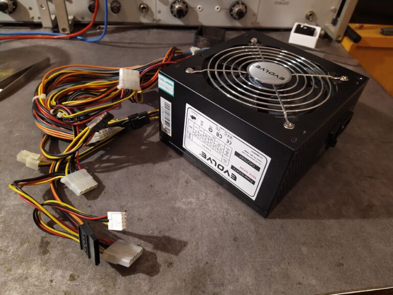 Zdroj EVOLVE Pulse 500ATS ze strany s kabeláží.