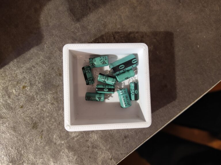 Vadné elektrolytické kondenzátory ze zdroje EVOLVE.