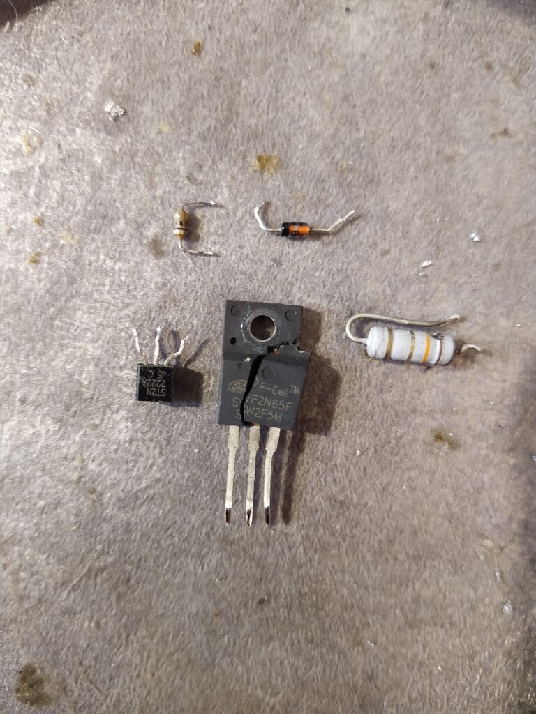 Vadné součástky z pomocného zdroje PC zdroje EVOLVE.