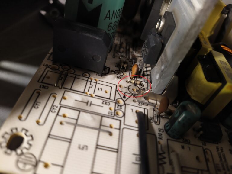 Vadný rezistor R23 ve zdroji EVOLVE Pulse 500ATX. Poškození rezistoru je i viditelné