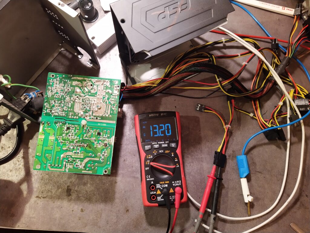 Měření napětí na 12V větvi zdroje FSP HE-500 před opravou.