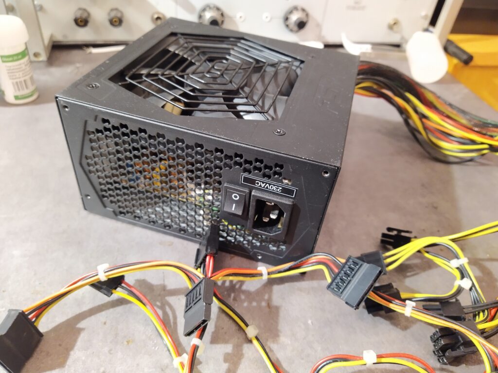 ATX PC zdroj FSP HE-500 zpředu.